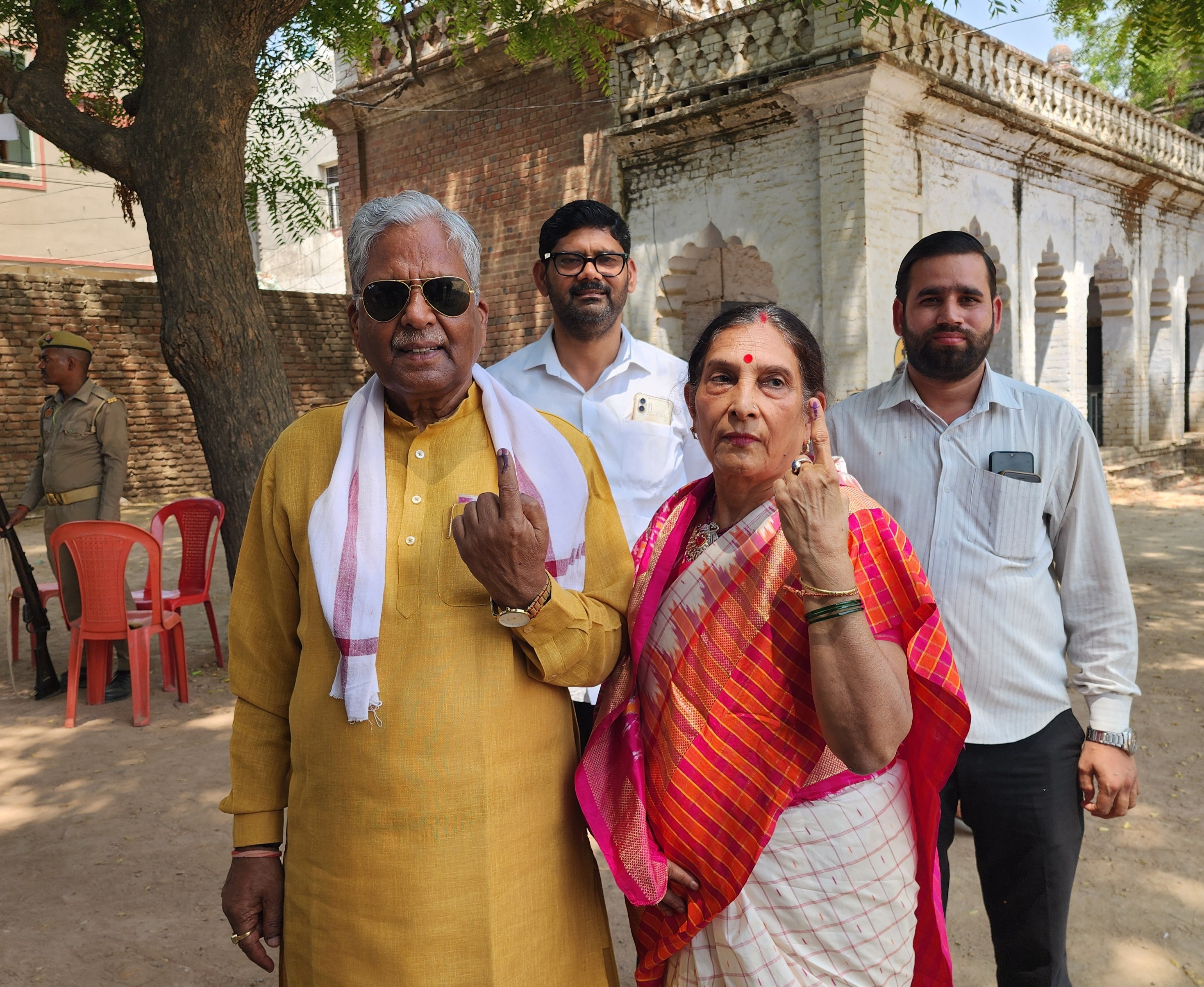 हरदोई में बीजेपी नेता पूर्व राज्यसभा सांसद डॉ अशोक वाजपेई ने डाला वोट