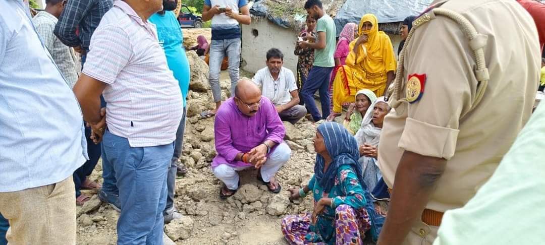 बस की स्टेयरिंग फेल होने पर झोपड़ी में घुसी बस से मरे चारों मृतकों के परिजनों से मिले भाजपा जिला अध्यक्ष 