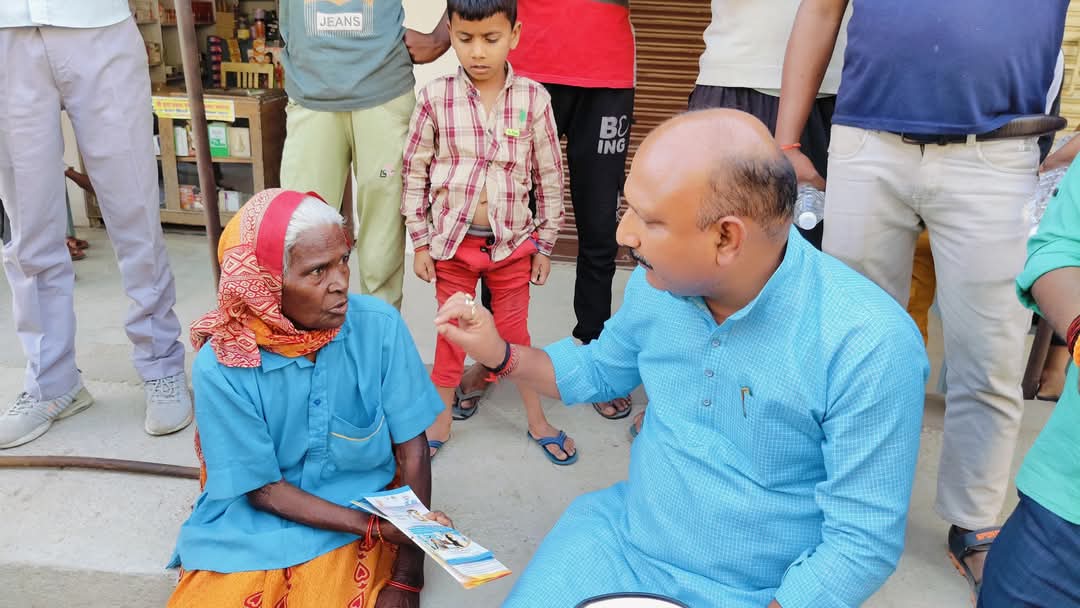 बुजुर्ग महिला ने दी आवाज,जमीन पर बैठकर भाजपा जिलाध्यक्ष अजीत सिंह बब्बन ने सुना दर्द