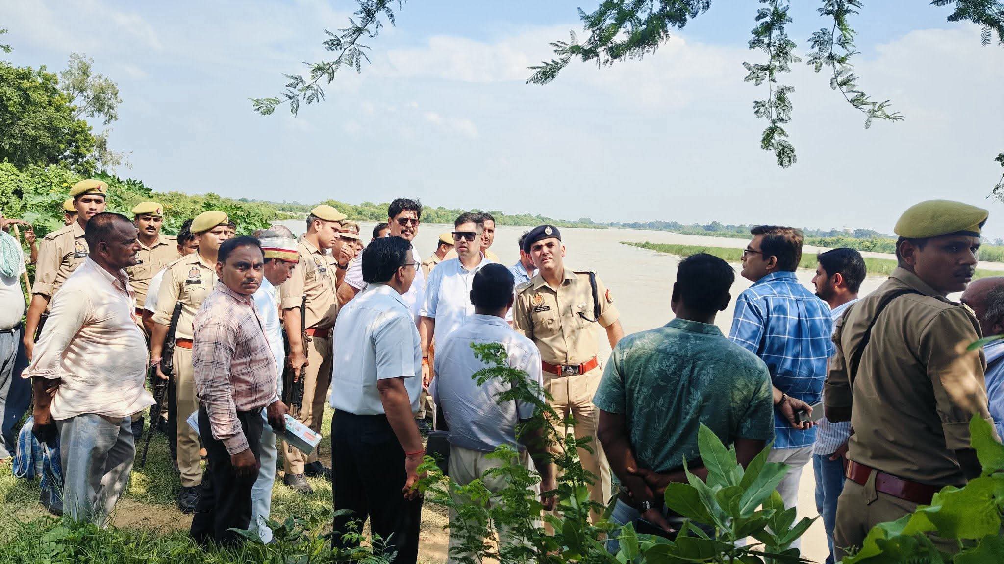 गर्रा नदी से हो रहे कटान का डीएम और एसपी ने लिया जायज़ा, ग्रामीणों से की बातचीत