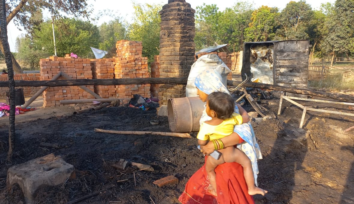 पुलिस का मानवीय चेहरा आया सामने,पुलिस ने आग में फंसी विकलांग दादी व पोती को बचाया,झोपड़ी डालकर कर गुजर बसर कर रही थी, विकलांग वृद्धा