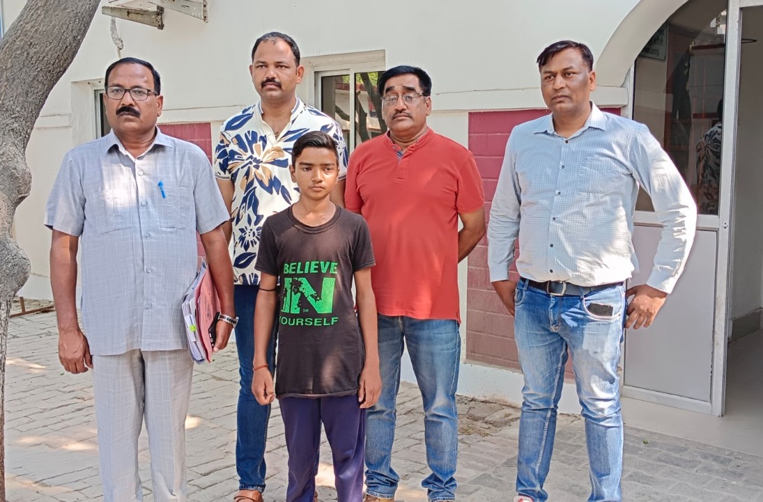 बाप की मारपीट से तंग आकर नाबालिग बेटे ने छोड़ा था घर