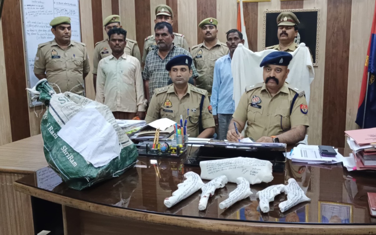 लोकसभा चुनाव के दौरान पुलिस ने पकड़ी असलहा फैक्ट्री, 3 आरोपी गिरफ्तार, भारी मात्रा में असलहा बनाने के उपकरण बरामद, अन्य जनपदों में होती थी सप्लाई