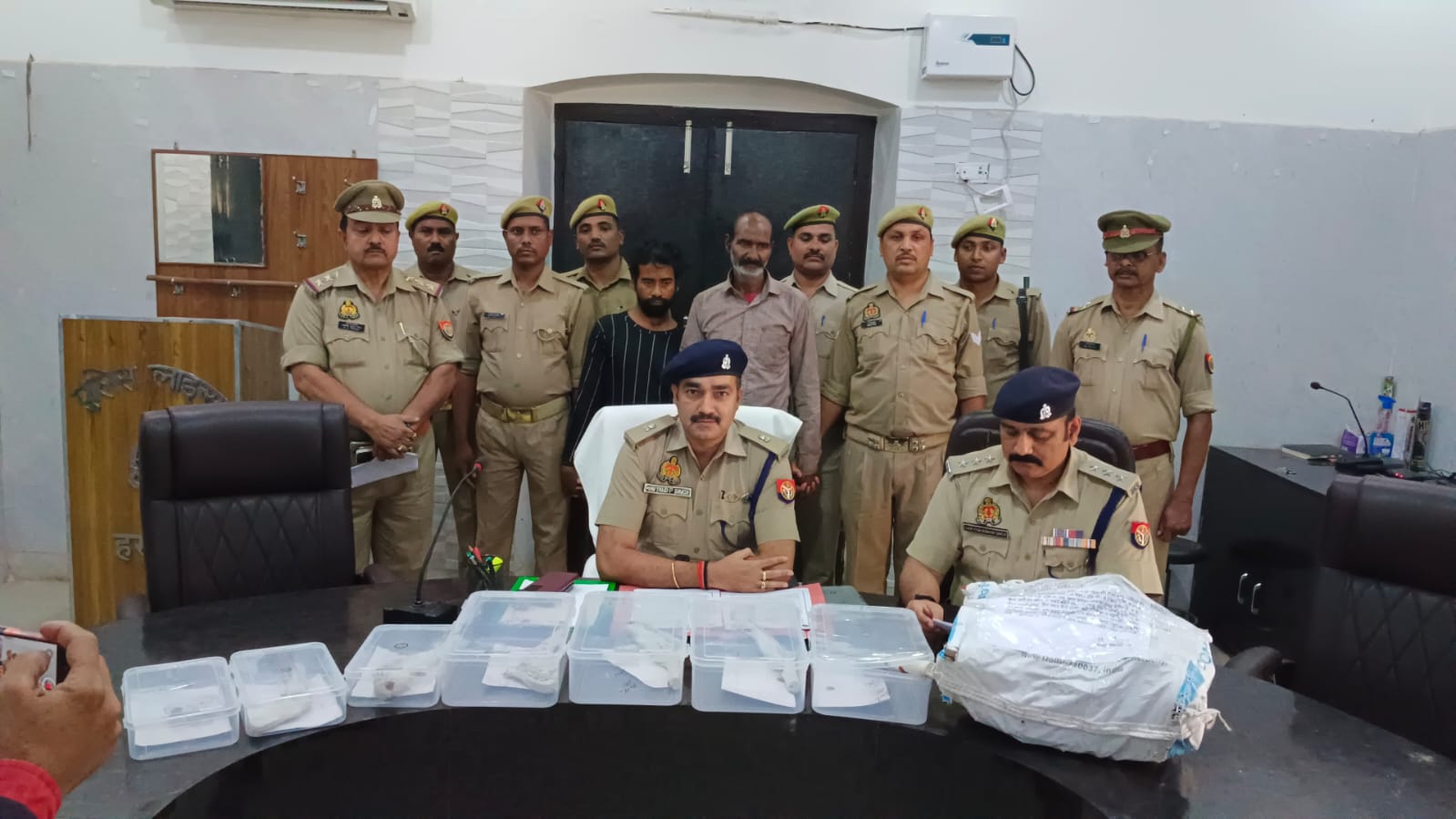 पुलिस ने अवैध शस्त्र फैक्ट्री का किया खुलासा, दो आरोपियों को घेराबंदी कर किया गिरफ्तार, लोकसभा चुनाव के दृष्टिगत की कार्रवाई