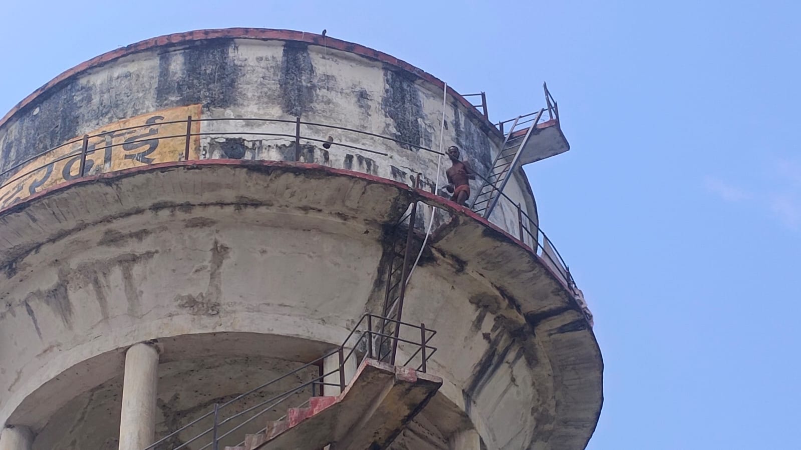 सुबह से पानी की टंकी पर चढ़कर युवक कर रहा हाई वोल्टेज ड्रामा