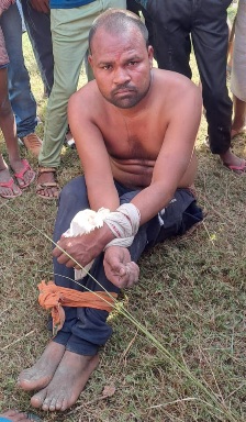 नैमिषारण्य से लौट रही श्रद्धालुओं की कार ने अधेड़ समेत 3 बच्चों को रौंदा, अधेड़ की हुई मौत, ड्राइवर को गांव वालों ने ड्राइवर को बनाया बंधक, पुलिस ने छुड़ाया 