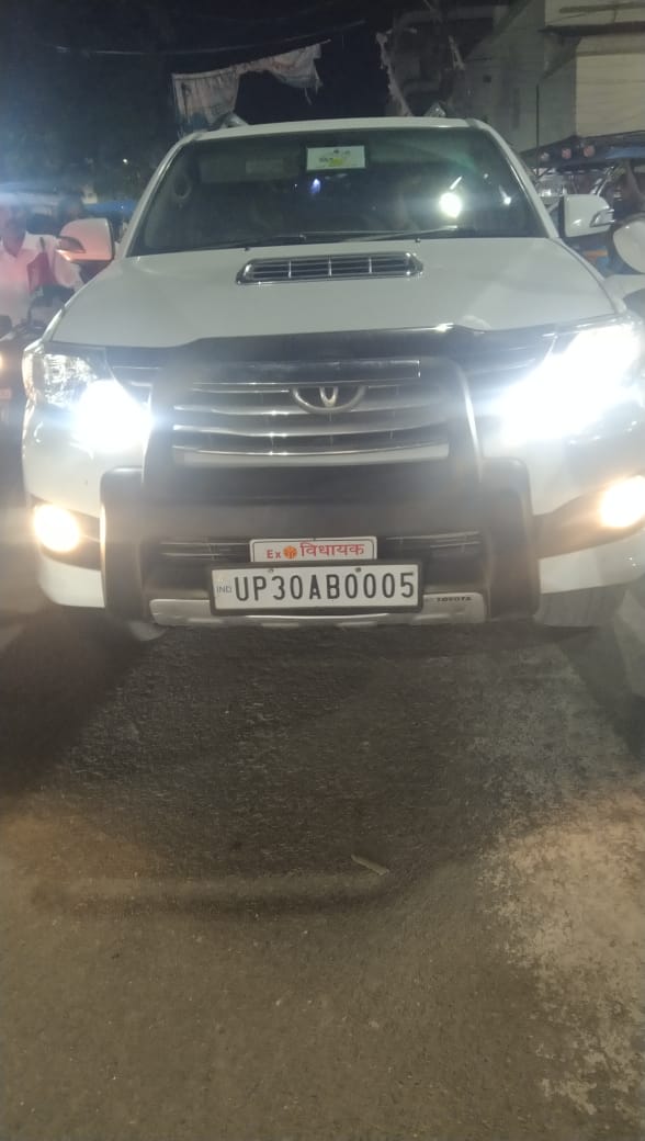 सड़क पर जाम लगा रही पूर्व विधायिका की कार हटवाना आरक्षी को पड़ा भारी