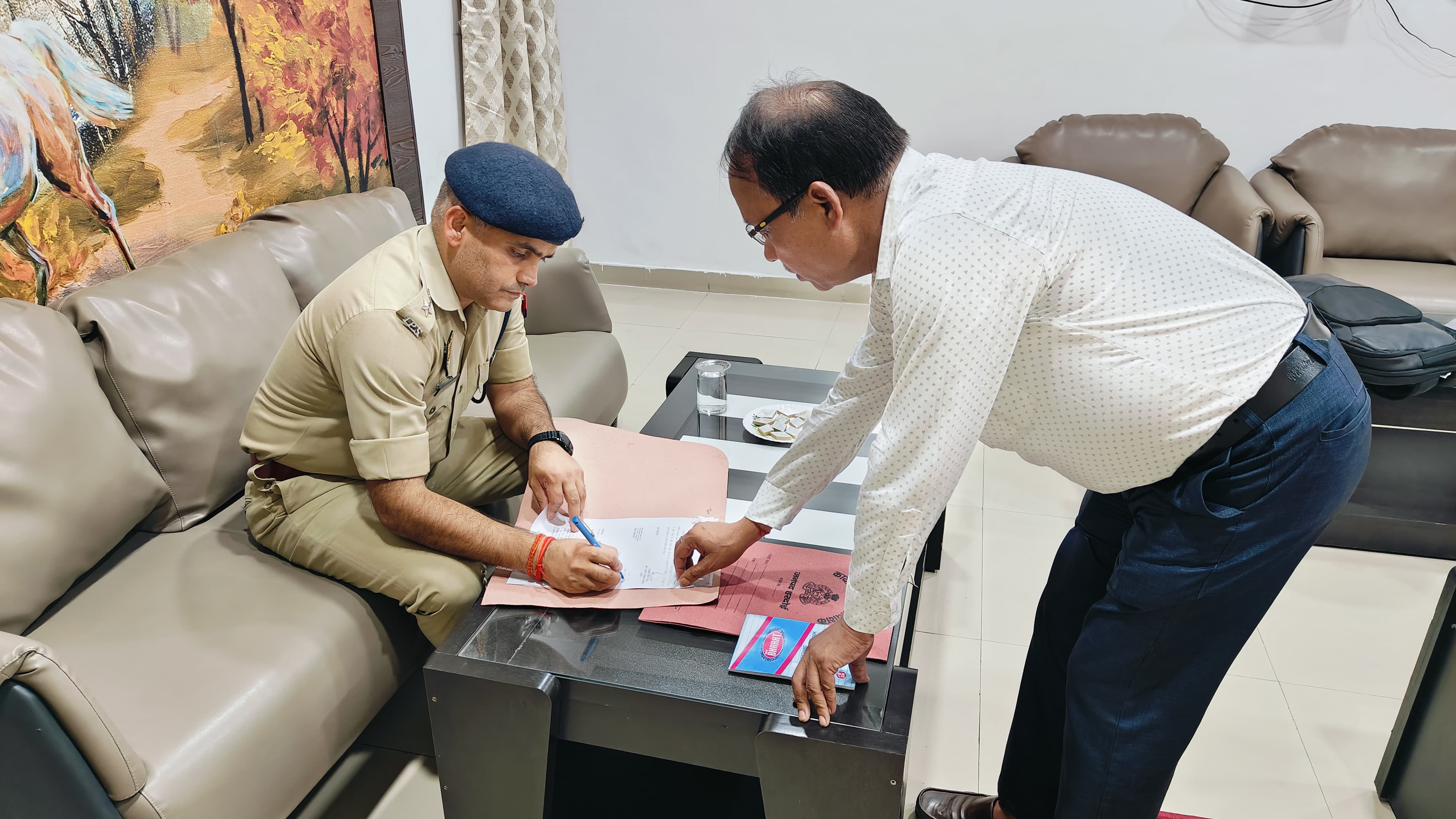 हरदोई में देर रात नवागत एसपी नीरज कुमार जादौन ने संभाला कार्यभार, युवाओं के लिए सबक है इनका कैरियर  