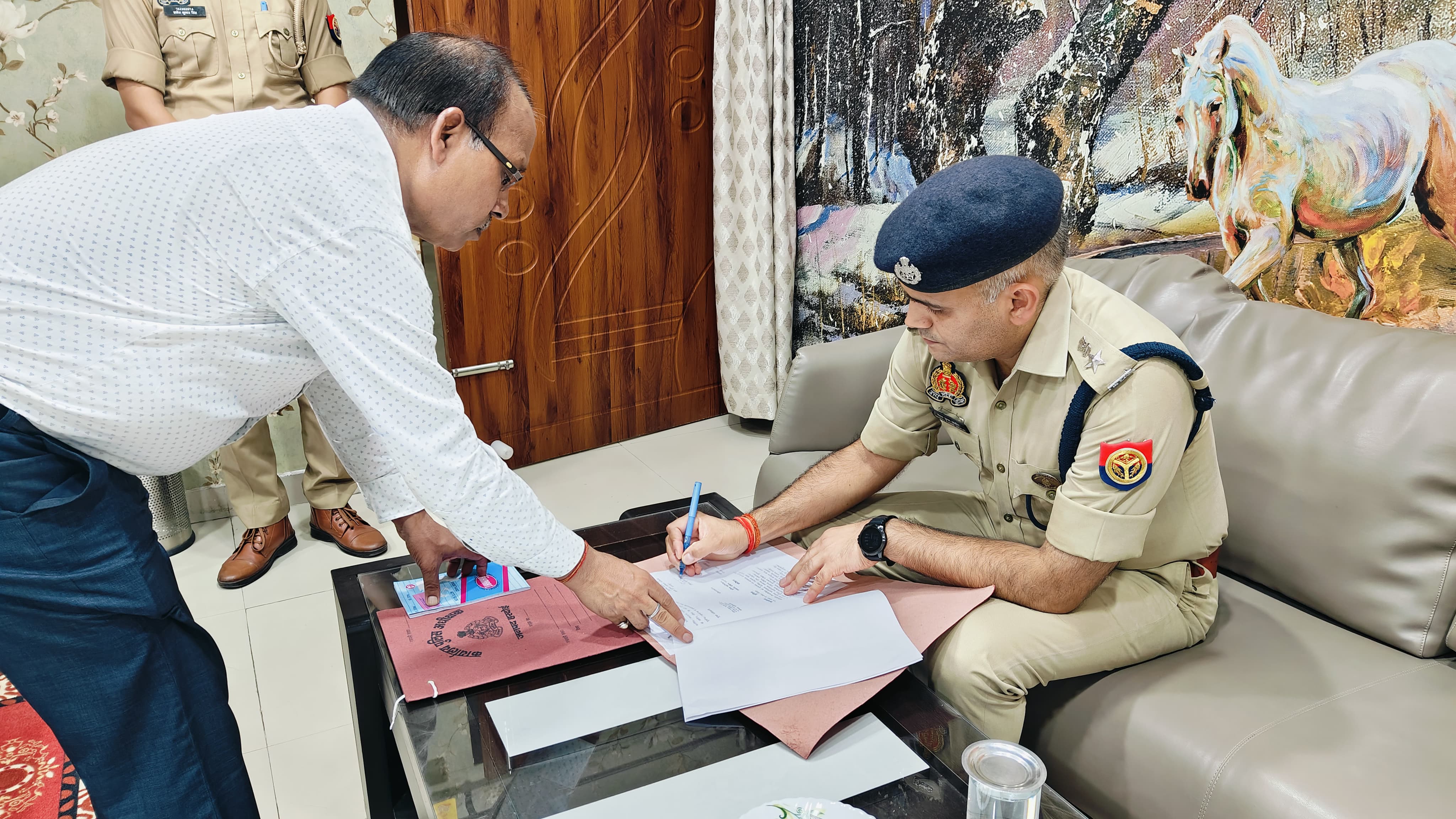 हरदोई में देर रात नवागत एसपी नीरज कुमार जादौन ने संभाला कार्यभार, युवाओं के लिए सबक है इनका कैरियर  