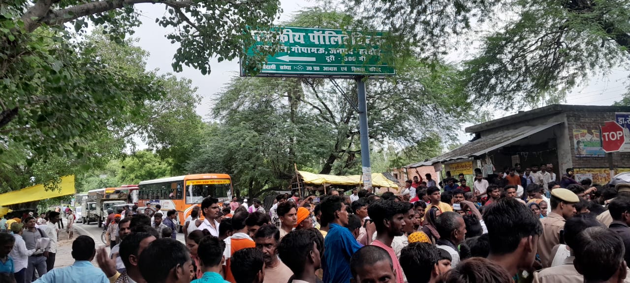 हरदोई में सीतापुर मार्ग आक्रोशित लोगों ने शव रखकर किया जाम, 2 दिन पहले सड़क हादसे में दो लोगों की मौत के बाद पुलिस पर कार्रवाई न करने का आरोप, सैकड़ों वाहन जाम में फंसे,थाना टड़ियावां क्षेत्र के सीतापुर मार्ग जाम