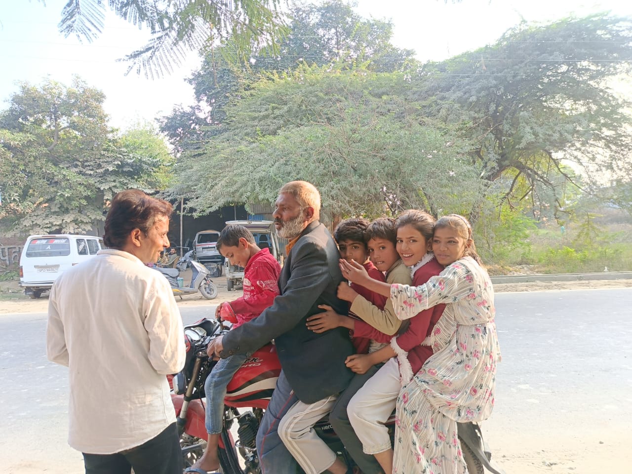 यातायात  नियमों की धज्जियां उड़ाते हुए वीडियो सोशल मीडिया पर हुआ वायरल 