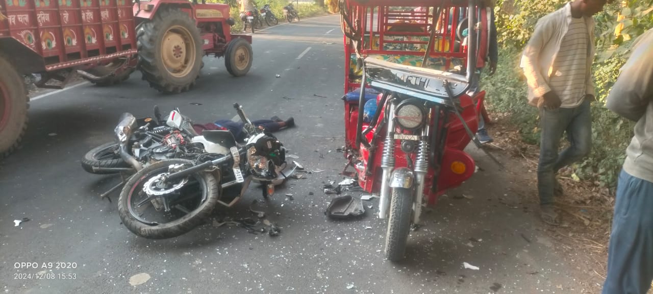 ई रिक्शा और बाइक की जोरदार टक्कर