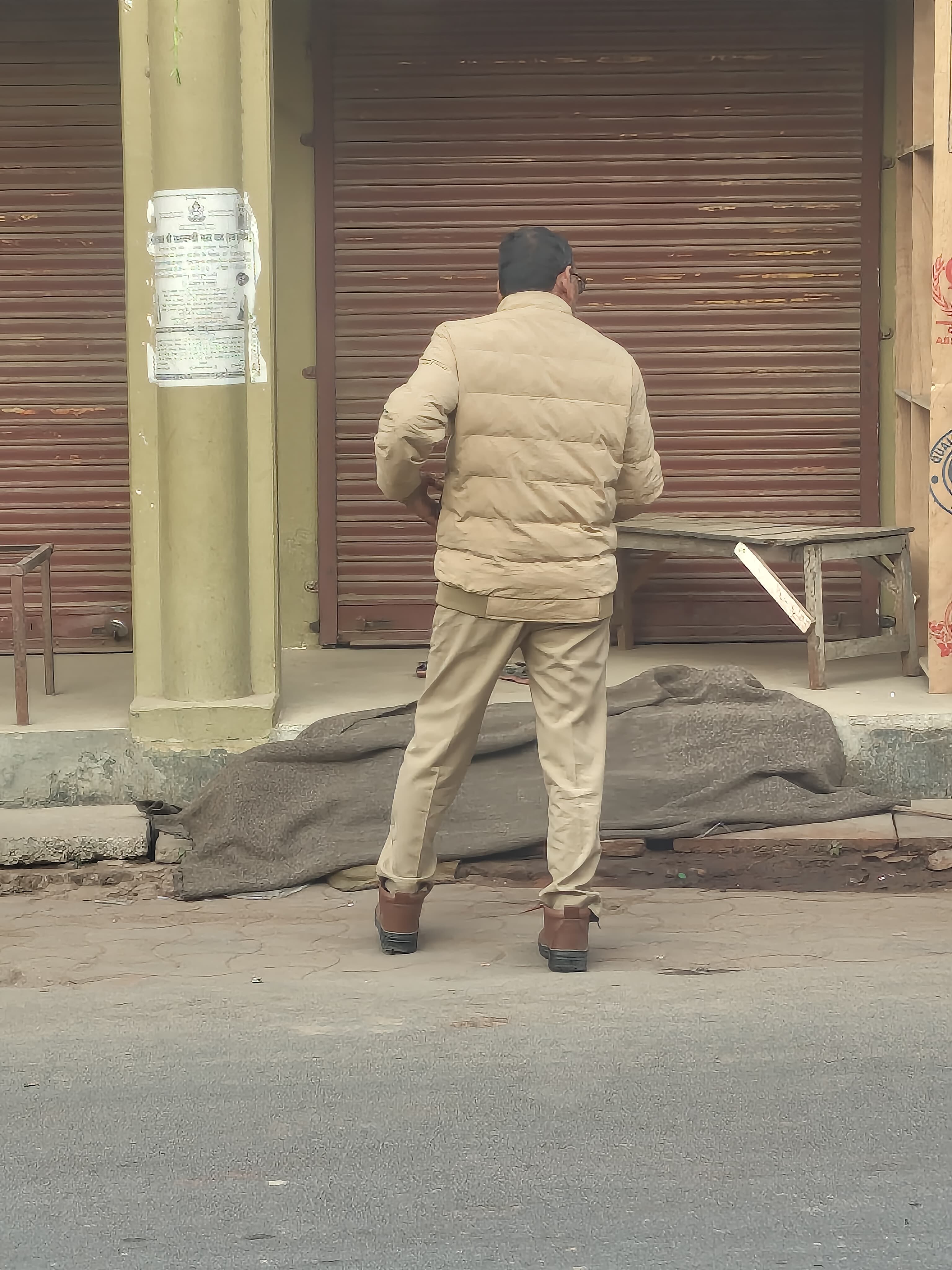 बिलग्राम के मुख्य बाजार में पड़ा मिला अज्ञात युवक का शव,