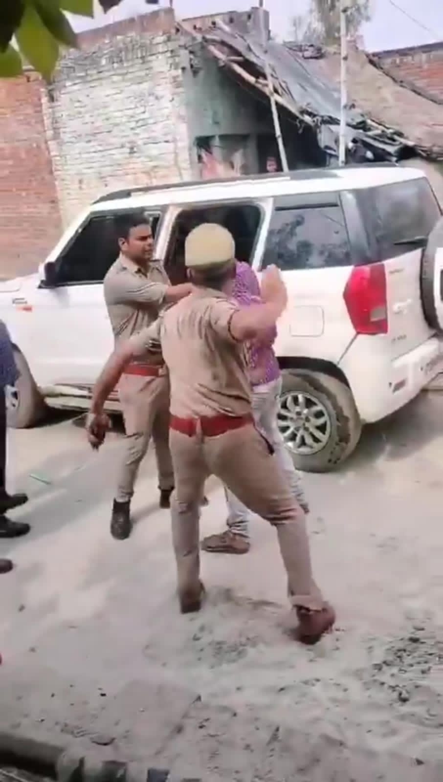 हरदोई में पुलिस पिटाई का वीडियो वायरल, पिटाई से झुब्ध होकर युवक ने की थी आत्महत्या, पत्नी ने मुख्यमंत्री व एसपी को दिया शिकायत पत्र 