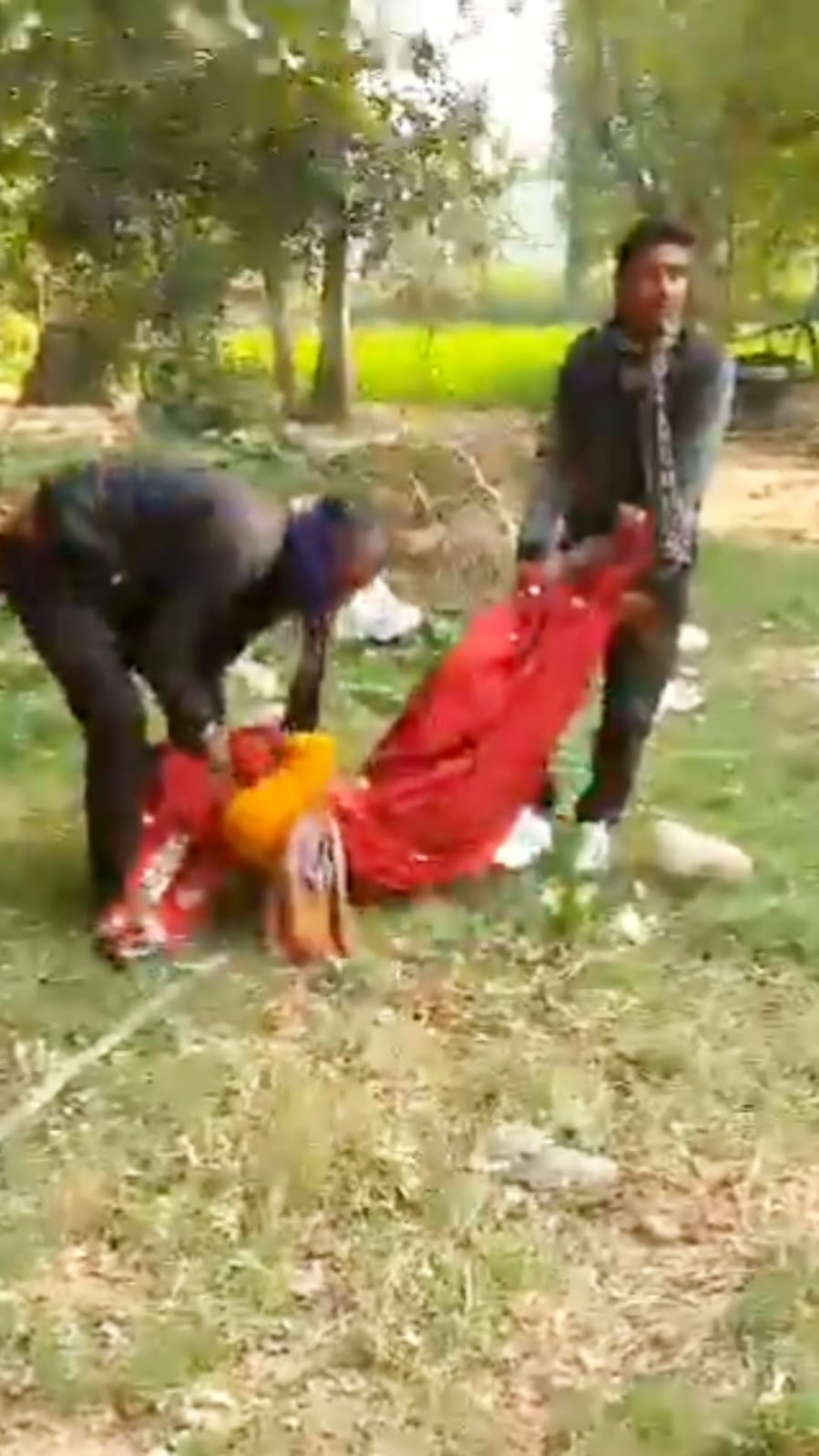 हरदोई में जल्लाद ससुर पति देवर का बहू को घसीटने का वीडियो वायरल,वीडियो में बेरहम तरीके से महिला को गर्दन में साड़ी फंसाकर घसीट रहे तीनों 