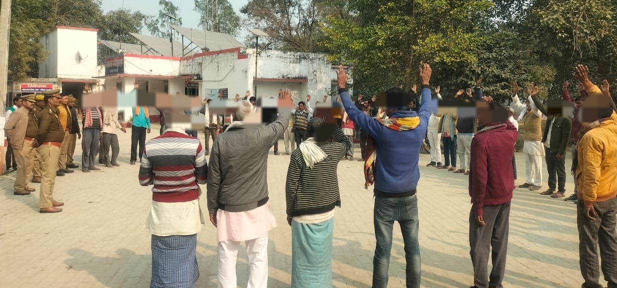 हरदोई में हिस्ट्रीशीटरो ने तख्ती टांग कर पहुंचे थाने कहा नहीं करेंगे अपराध