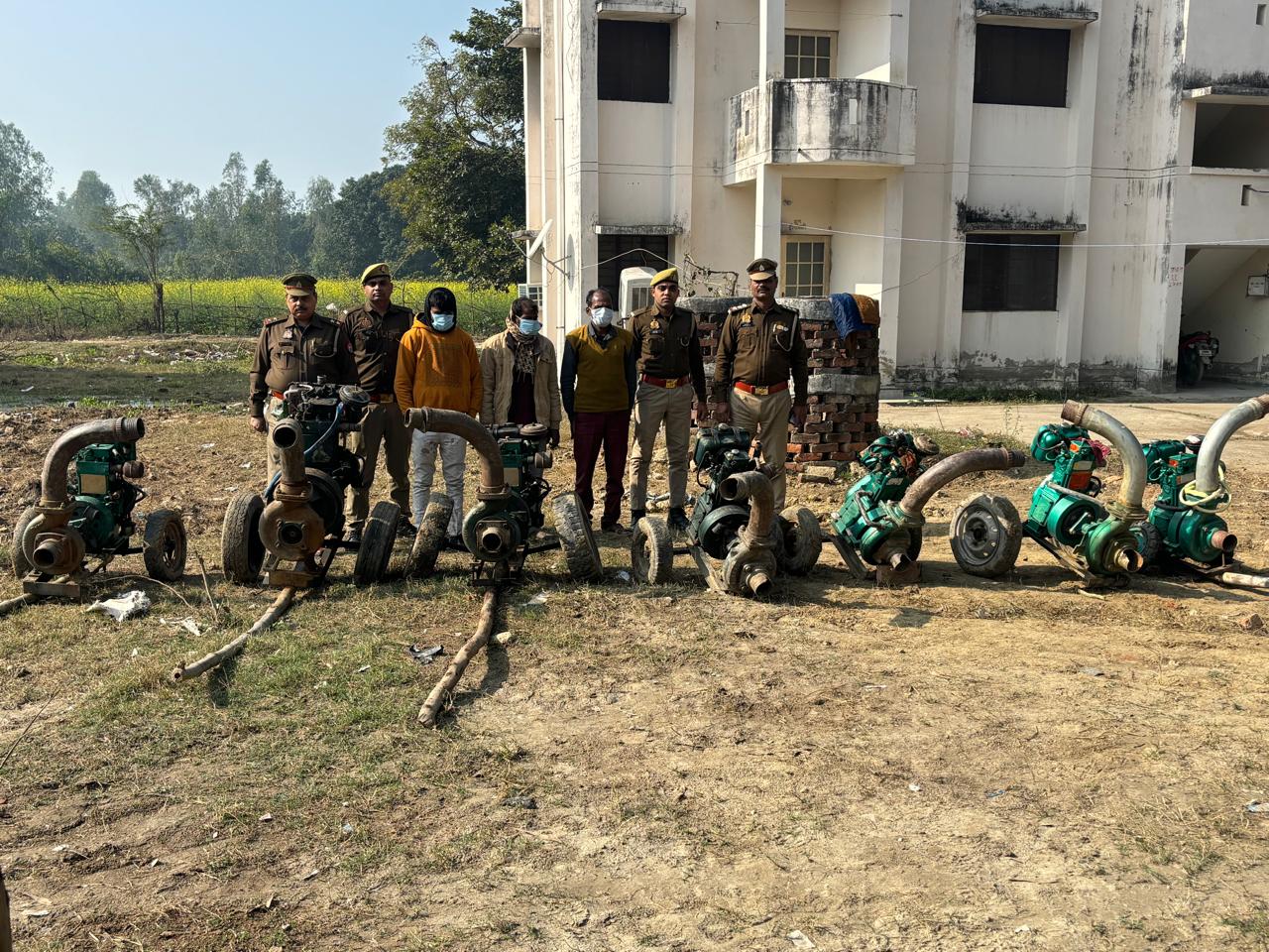चोरी के 7 पम्पिंग सेट के साथ 3 चोर गिरफ्तार 2 अन्य की तलाश में लगी पुलिस,बाइक भी बरामद