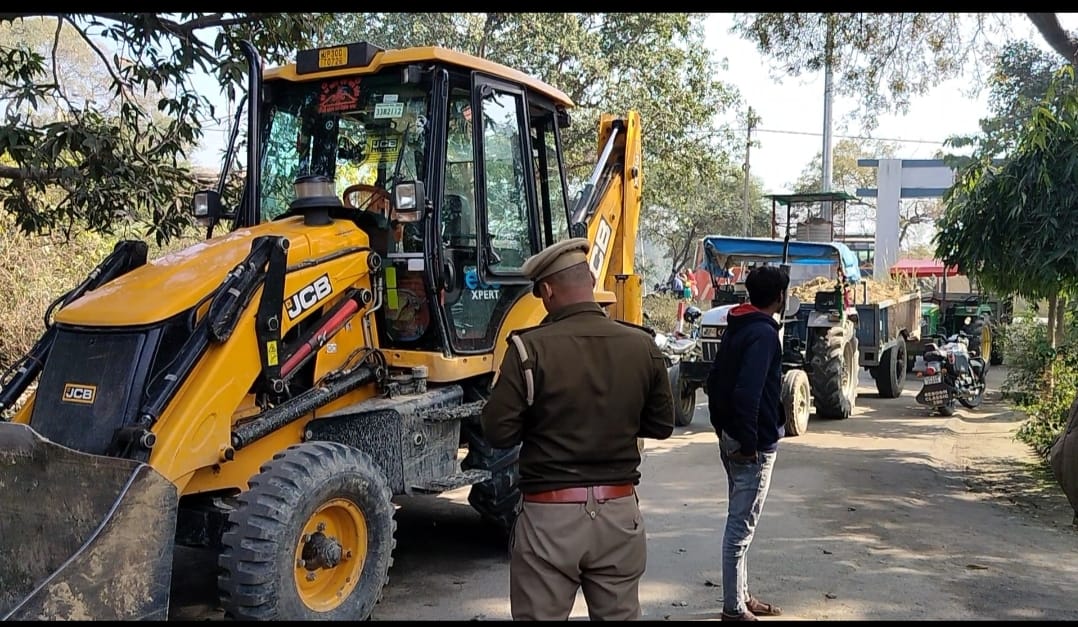 अवैध खनन कर रहे एक जेसीबी 2 ट्रैक्टर पुलिस ने पकड़े