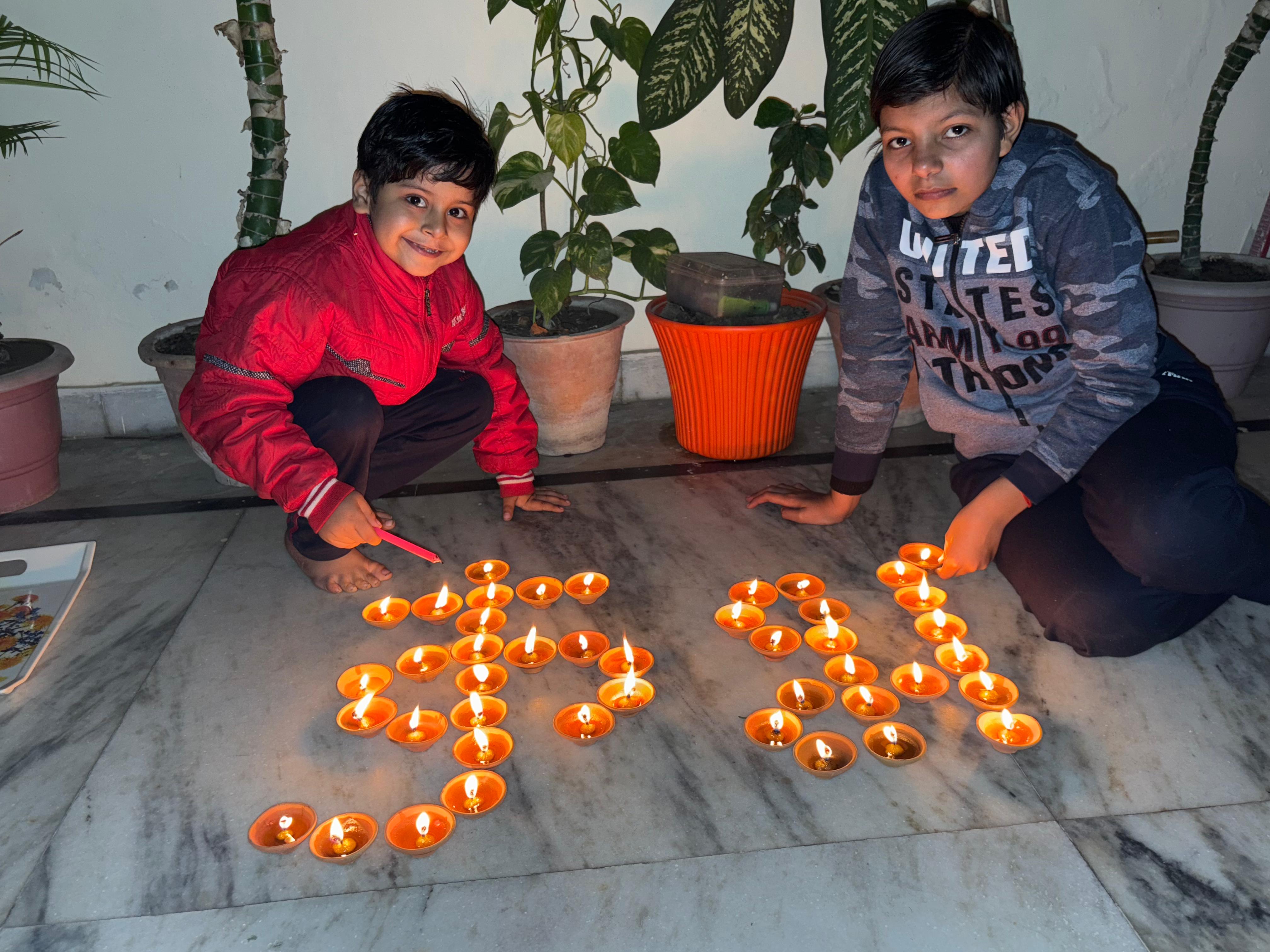 हरदोई में घर में ही बना लिया महाकुंभ, 101 दीपों से सजाया गया घर