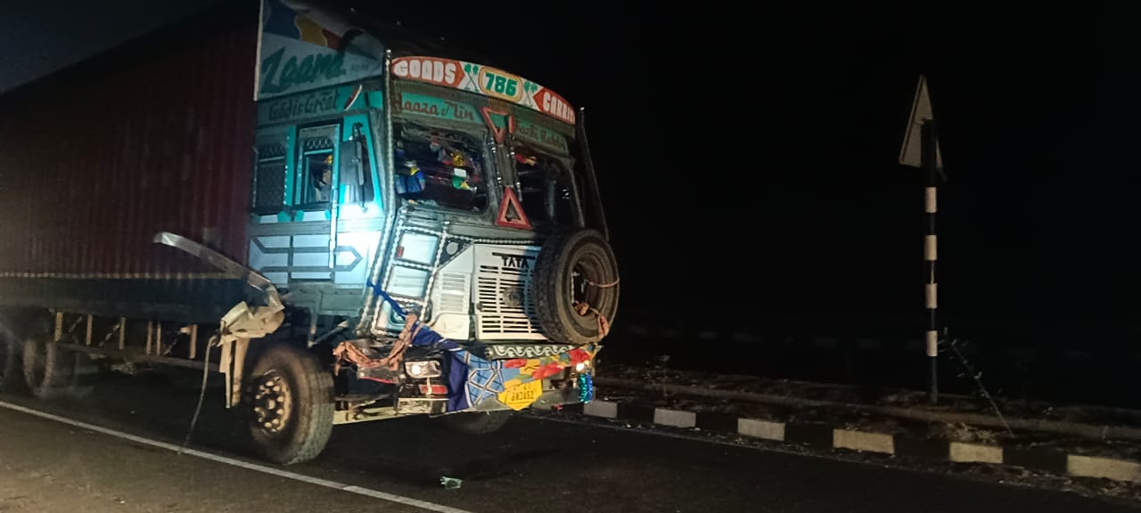 सड़क हादसे में सेना के जवान व उसके दो साल के पुत्र की मौत,यूपी पुलिस में तैनात महिला सिपाही घायल