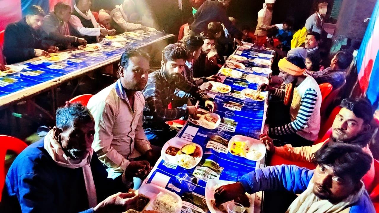 यूपी के हरदोई में अनोखा जश्न