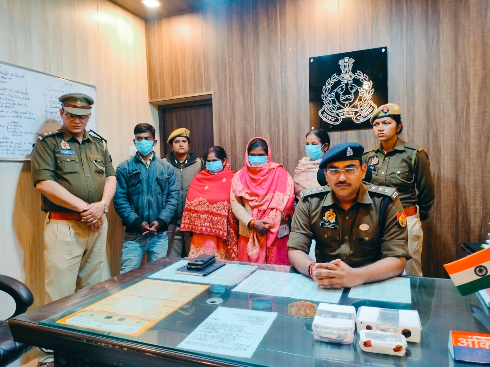पुलिस ने चोरी का किया खुलासा, महिला ने खुद के घर कराई थी चोरी,3 महिलाएं सहित 4 अरेस्ट, चोरी का माल बरामद