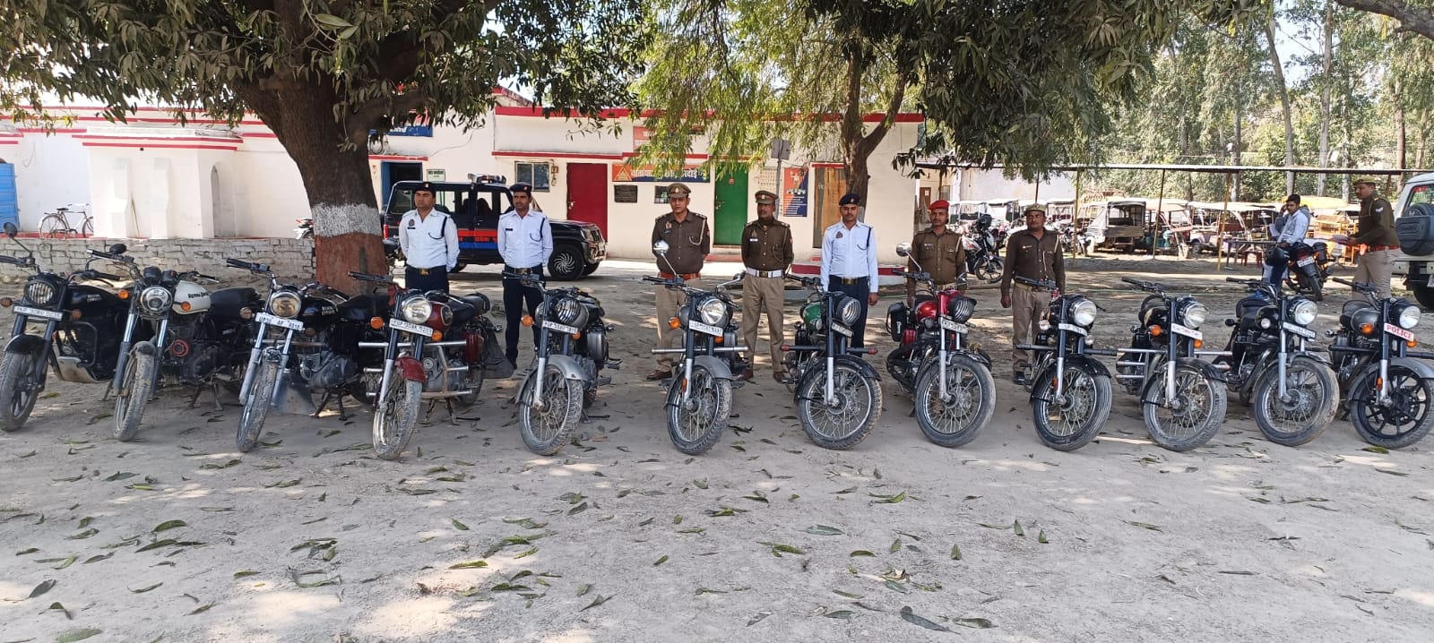 मोडिफाइड साइलेंसर पर पुलिस का एक्शन, 13 रॉयल एनफील्ड बाइक जब्त, धारा 207 के तहत कार्रवाई