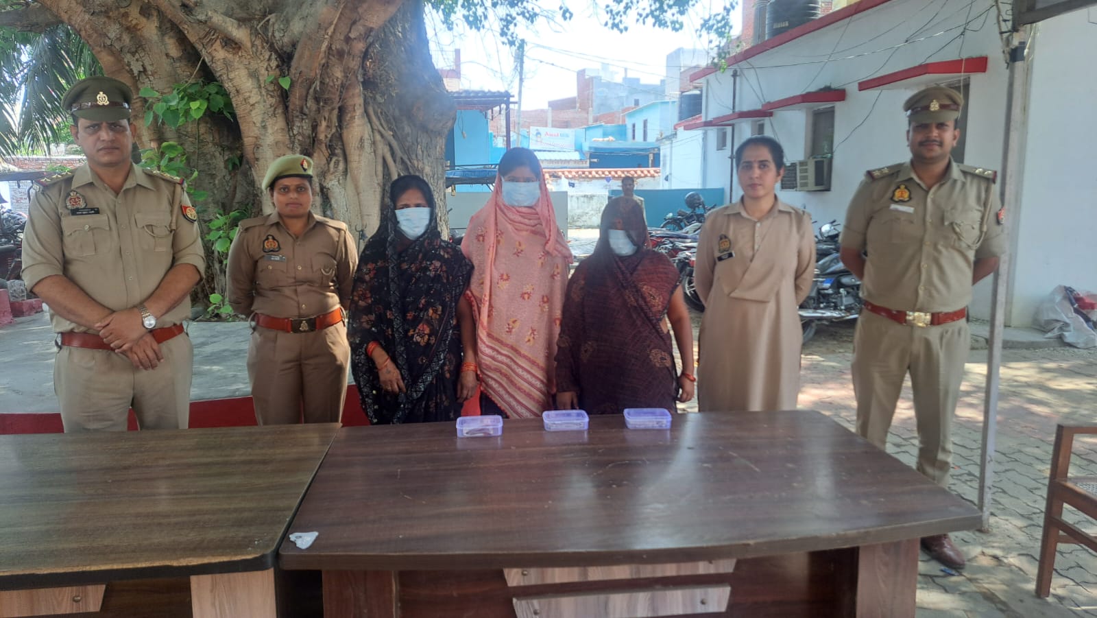 हरदोई में लुटेरी दुल्हने गिरफ्तार, फर्जी शादी कर ठगी करने वाले गिरोह की तीन महिला सदस्य गिरफ्तार, आभूषण और नगदी बरामद