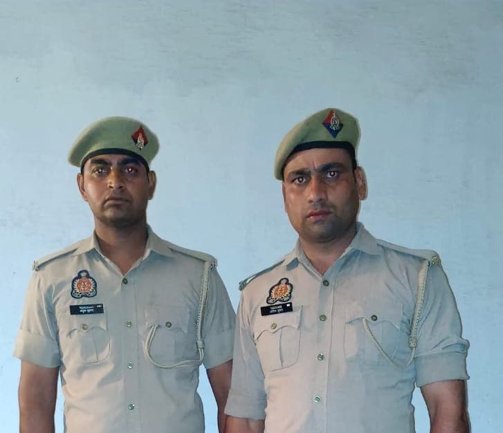  फ्री में खरबूजा खाने वाले सिपाही निलंबित, वीडियो वायरल होने के बाद एसपी ने की कार्रवाई