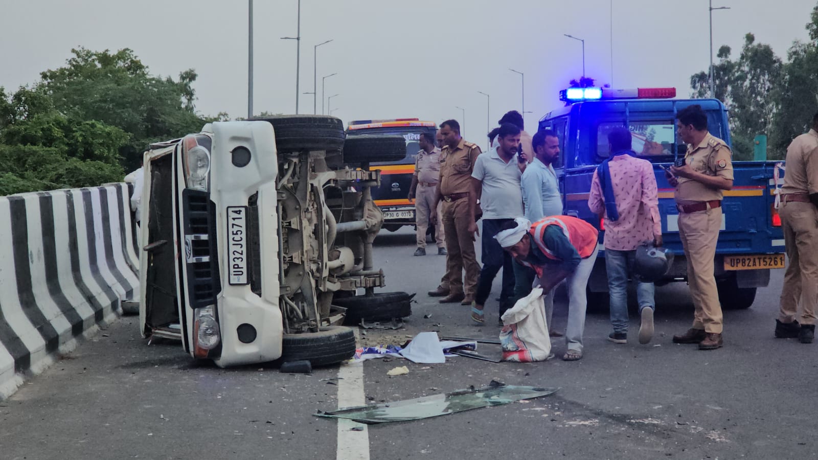 टायर फटने से बोलेरो पलटी, दो की मौत, सात गंभीर घायल