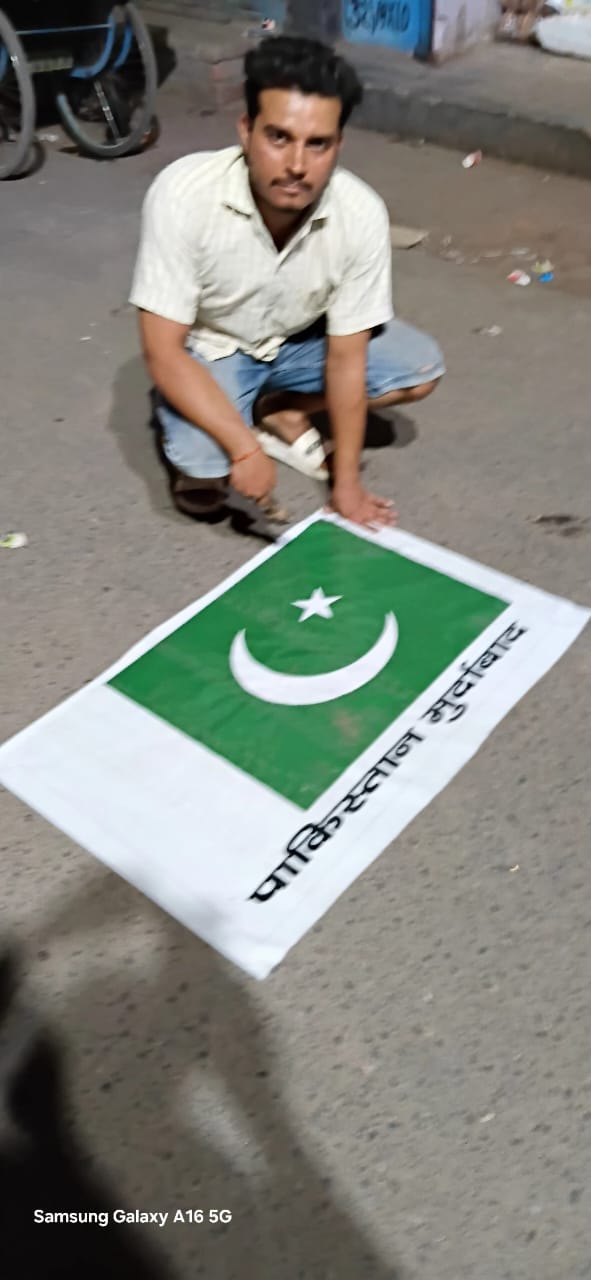 हरदोई में बजरंगदल कार्यकर्ताओं ने पाकिस्तान के खिलाफ जमीन में झंडा लगाकर किया विरोध प्रदर्शन