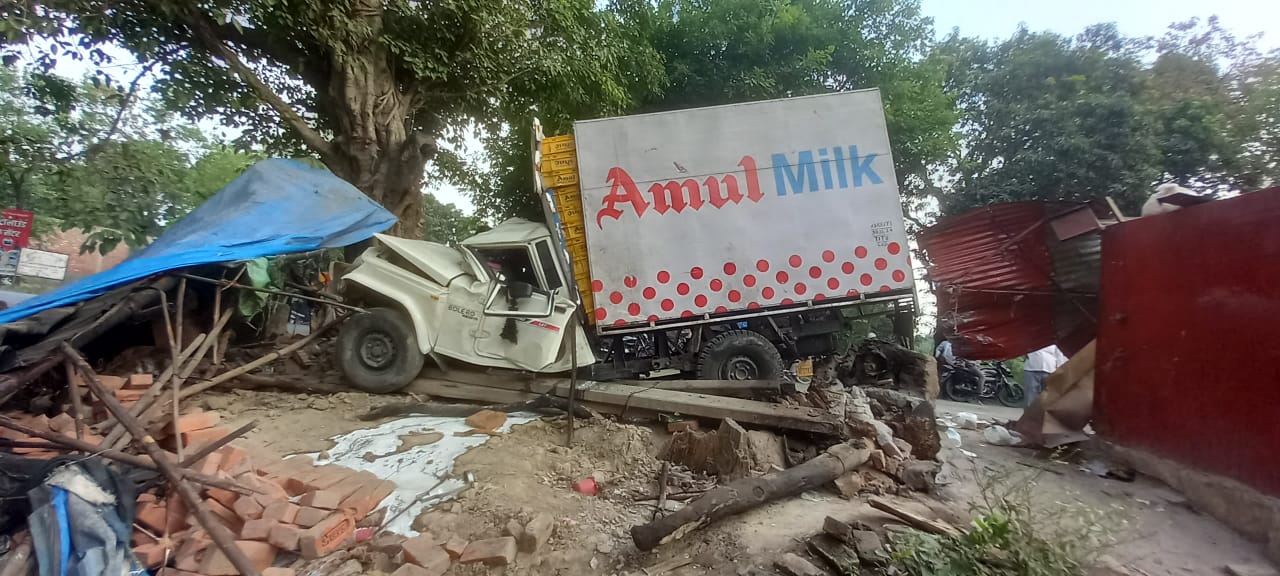कोथावां-अतरौली मार्ग पर दो भीषण सड़क हादसे, दो की मौत, दो गंभीर घायल