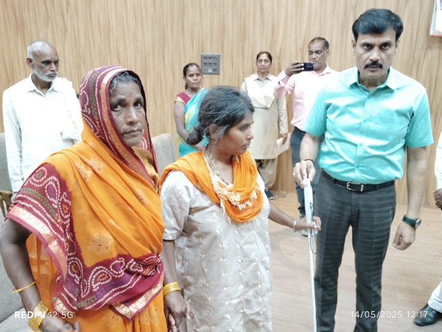 दिव्यांग के साथ ही माँ को भी मिली योजना की सौगात