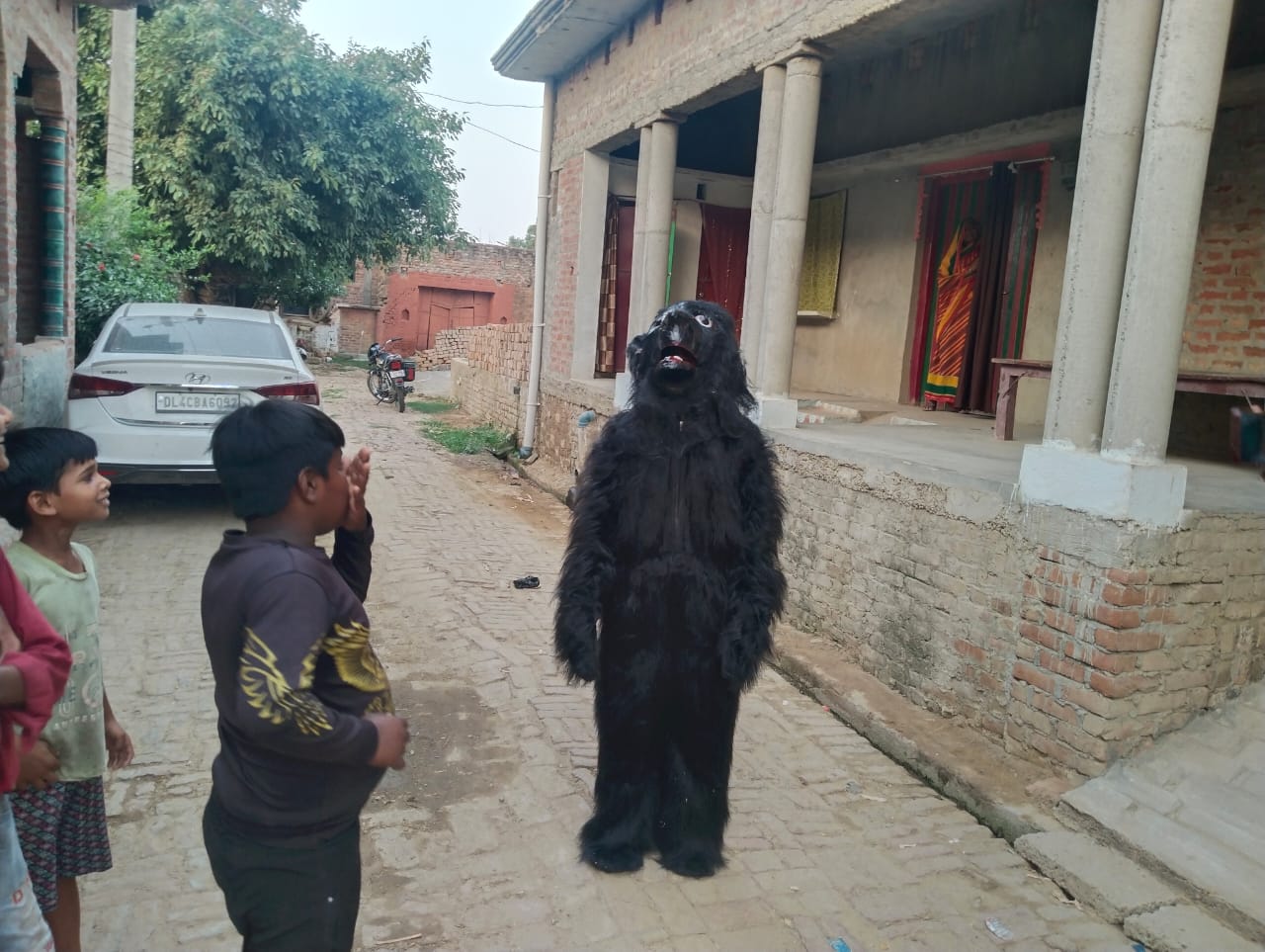 बंदरों के आतंक से परेशान ग्रामीणों ने भालू की पोशाक पहनकर फसल बचाने का अपनाया अनोखा तरीका