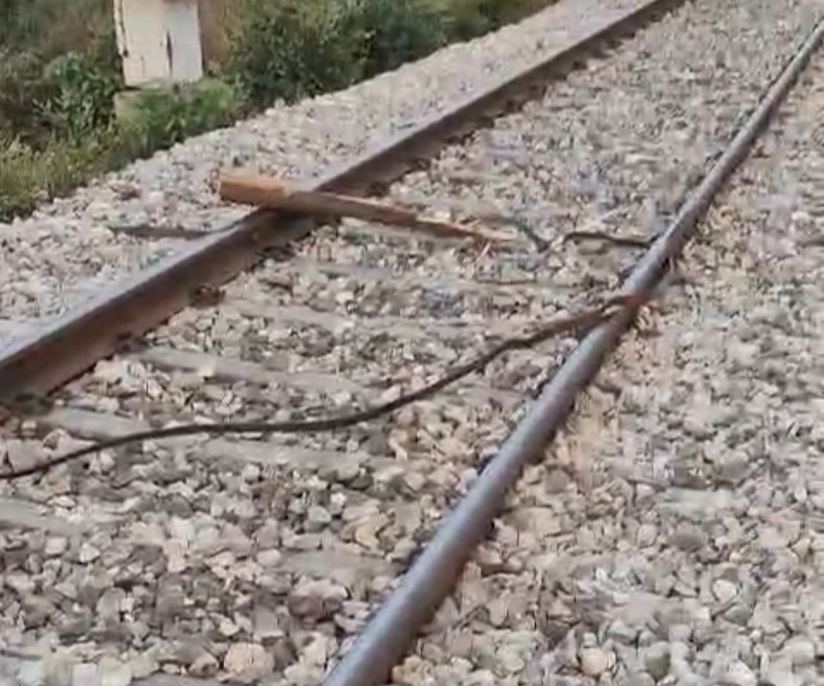 हरदोई में राजधानी एक्सप्रेस समेत एक अन्य एक्सप्रेस ट्रेन को डिरेल करने की रची गई बड़ी साजिश, ट्रैक हुआ बाधित, जाँच में जुटी जीआरपी 