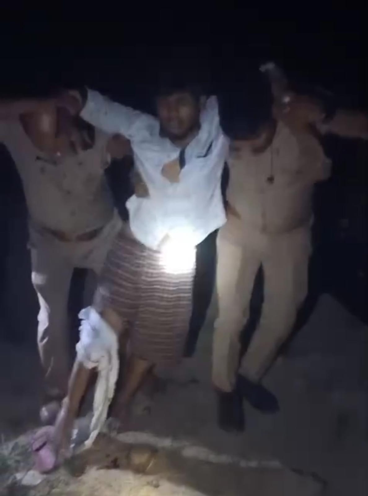 संडीला पुलिस मुठभेड़ में ₹25,000 इनामिया शातिर चोर घायलावस्था में गिरफ्तार, अवैध शस्त्र व चोरी की बाइक बरामद