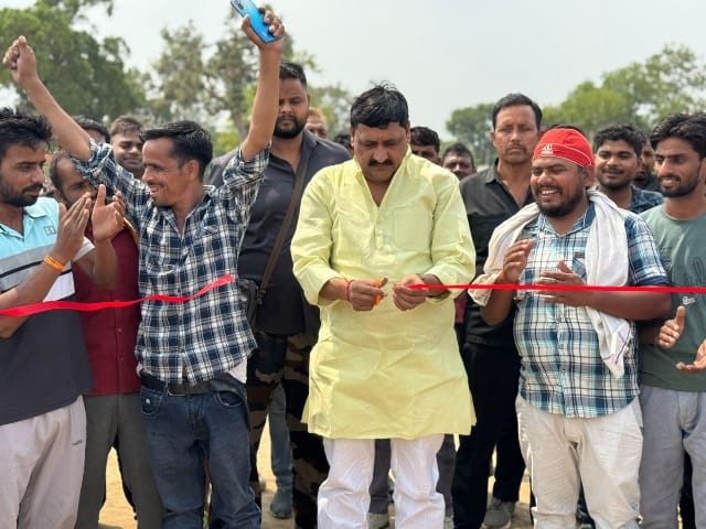 सवायजपुर विधानसभा के भरखनी में क्रिकेट टूर्नामेंट का हुआ उदघाटन, समाजसेवी राजवर्धन सिंह राजू ने फीता