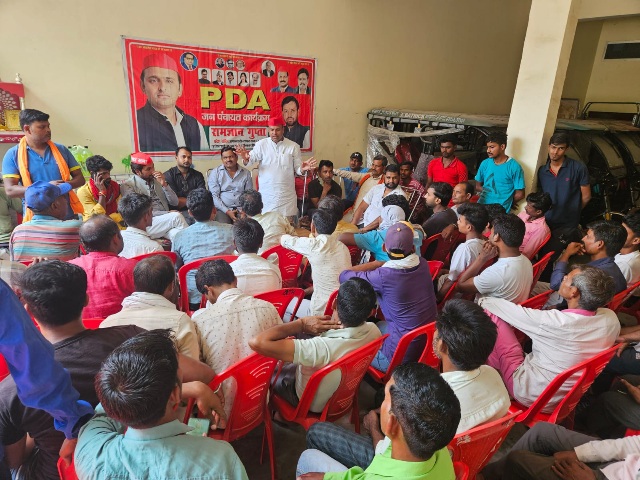 सपा नेता ने ई रिक्शा चालकों के साथ की बैठक, ट्रैफिक पुलिस द्वारा ई रिक्शा चलान और सीज करने पर जताई नाराजगी