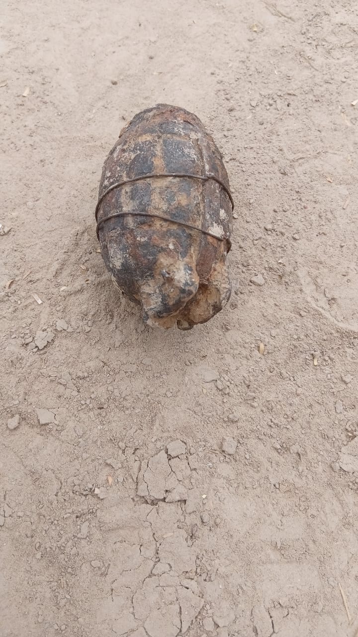 स्कूल में डाली गई मिट्टी में मिला हैंड ग्रेनेड,स्कूल में भरांव के लिए डॉली गयी मिट्टी में मिला हैंड ग्रेनेड 