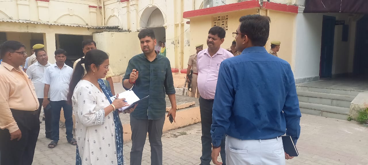 जिलाधिकारी अनुनय झा ने कलेक्ट्रेट परिसर का किया गहन निरीक्षण, कमियों को जल्द सुधारने के दिए निर्देश।