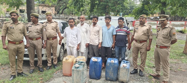 संडीला पुलिस ने लूट और डीजल चोरी की घटनाओं में लिप्त 5 शातिर चोरों को किया गिरफ्तार, अवैध असलहे समेत बड़ी मात्रा में बरामदगी