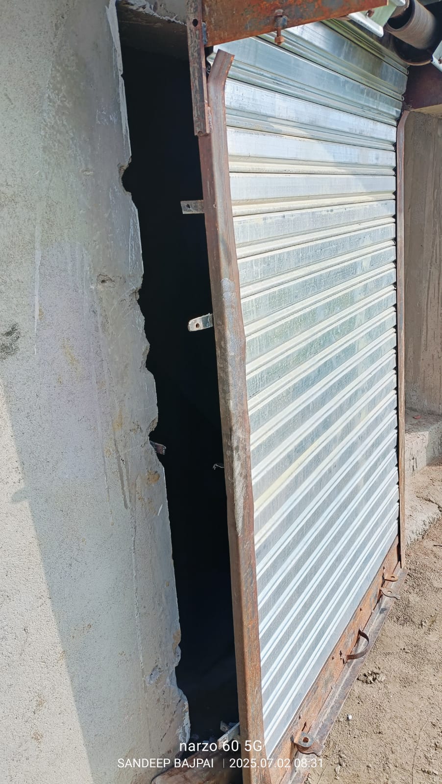 निर्माणाधीन शोरूम पर बदमाशों का आतंक शोरूम में मौजूद सारी चीजों में की तोड़फोड़ लाखों रुपए का हुआ नुकसान