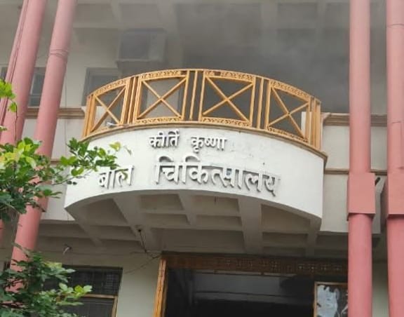 हरदोई के कीर्ति कृष्ण बाल चिकित्सालय में अचानक लगी आग, धुआं उठते ही मची अफरा तफरी, तीन मंजिल पर भर्ती बच्चों को साड़ी में बांध कर उतारा गया नीचे
