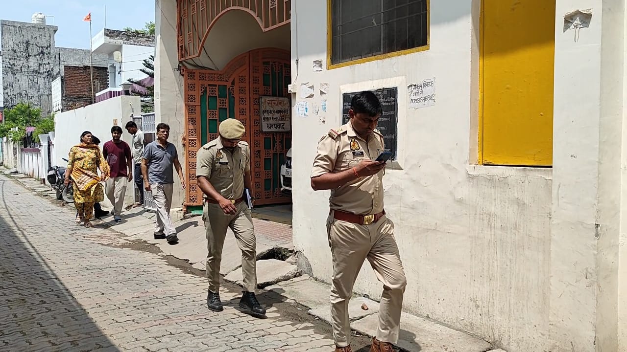 हरदोई में कीर्ति कृष्णा अस्पताल कांड: आग बुझी नहीं, लेकिन भ्रष्टाचार की लपटें उठने लगीं; फायर ब्रिगेड टीम की गुपचुप मुलाकात ने बढ़ाई सनसनी