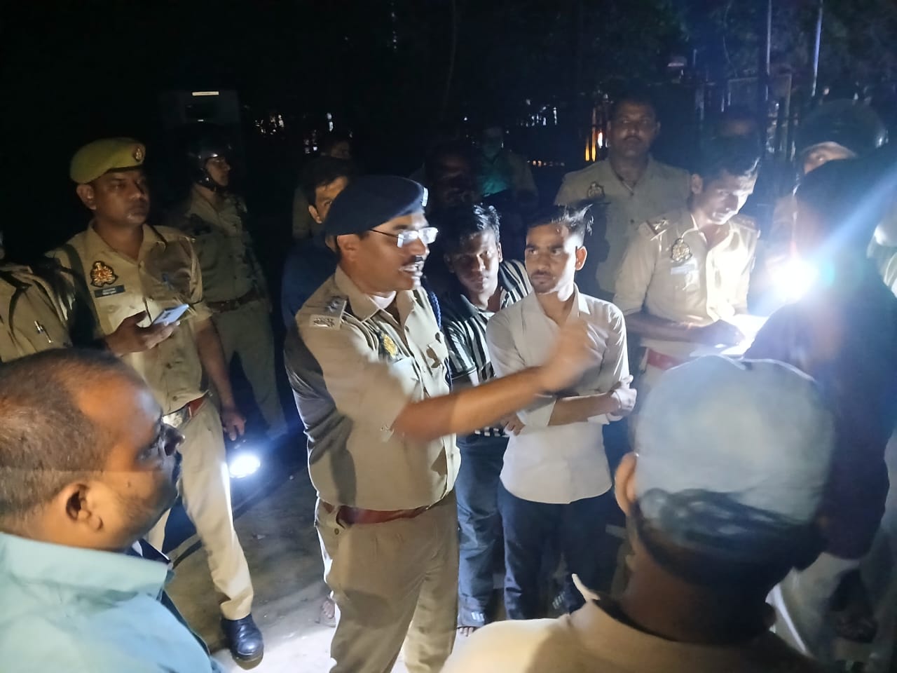 हरदोई अघोषित बिजली कटौती से परेशान उपभोक्ताओं ने पावर हाउस का किया घेराव,