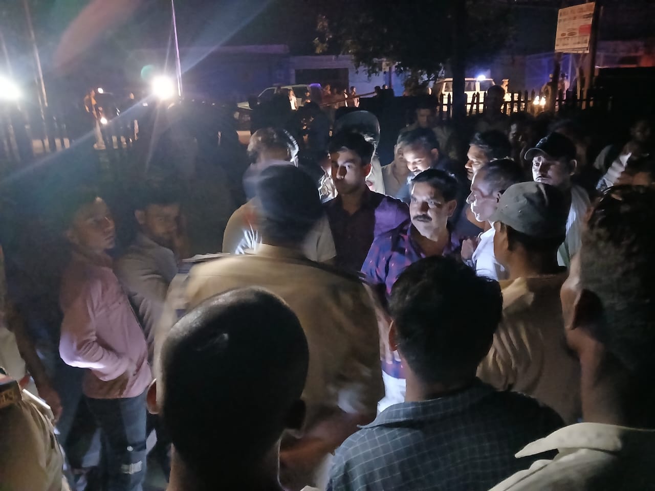 अघोषित विद्युत कटौती से नाराज़ उपभोक्ताओं ने किया पावर हाउस का घेराव, पुलिस बल तैनात