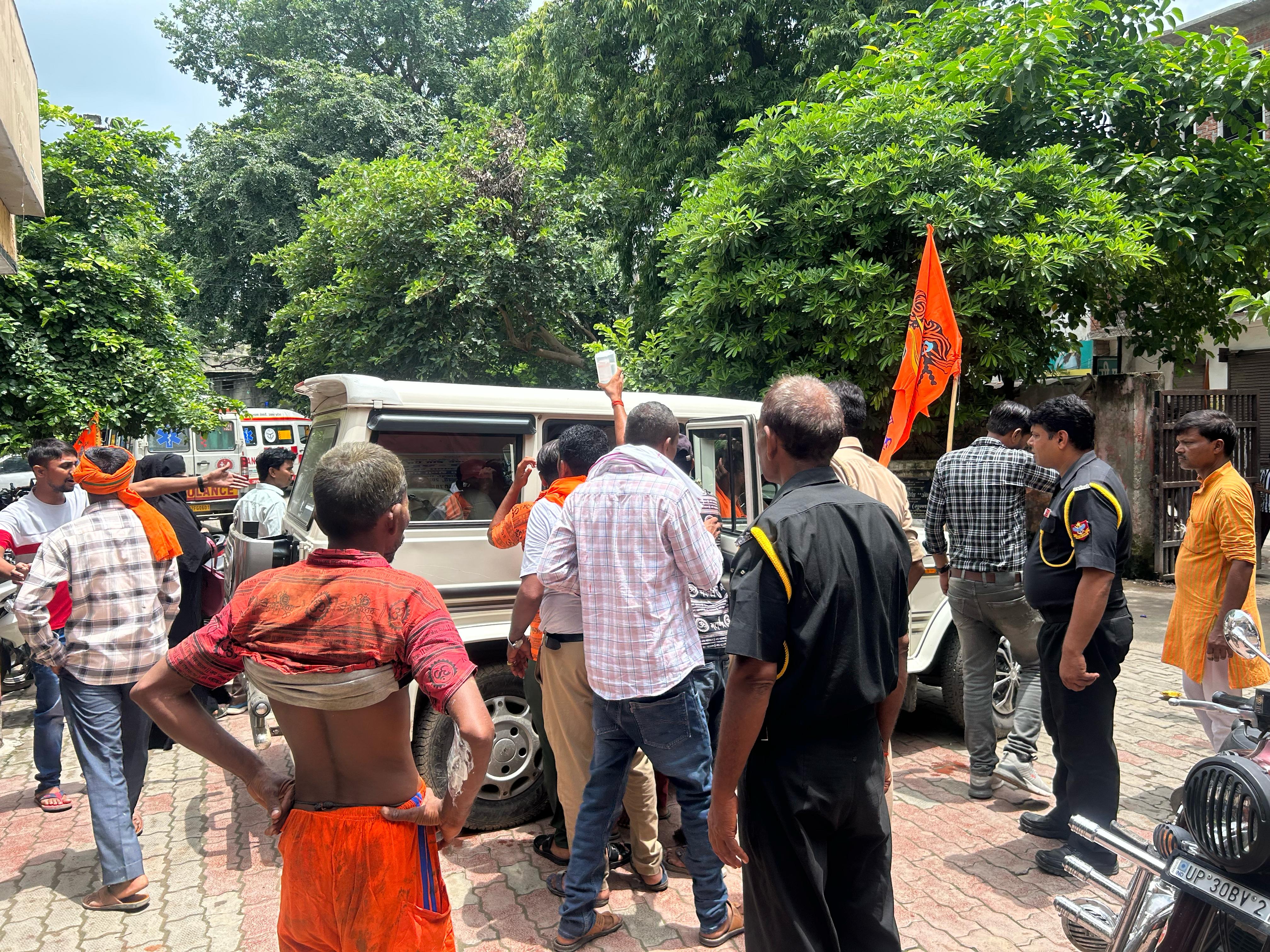 हाई वोल्टेज लाइन की चपेट में आकर दो कावड़िए झुलसे,  हरदोई में मंदिर की ओर जाते समय हादसा, एक गंभीर हालत में रेफर