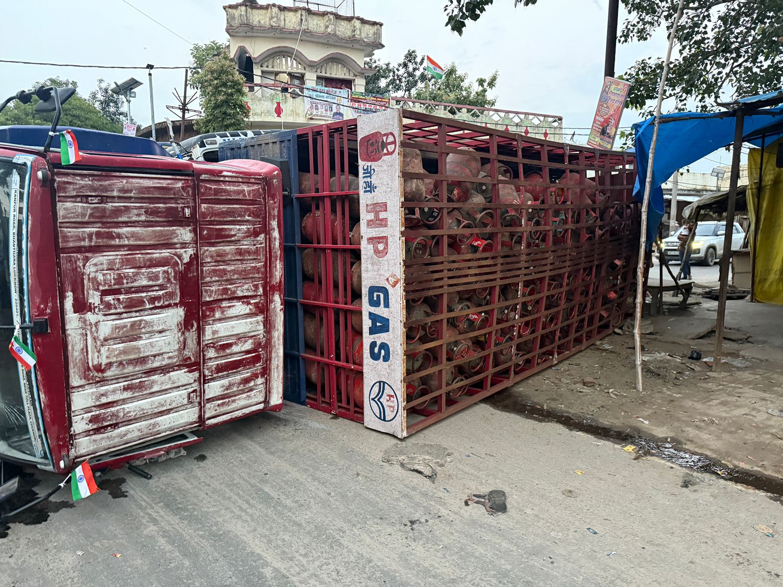 हरदोई में दो ट्रकों की जोरदार भिड़ंत, सिलेंडर लदा ट्रक पलटा, यातायात हुआ बाधित
