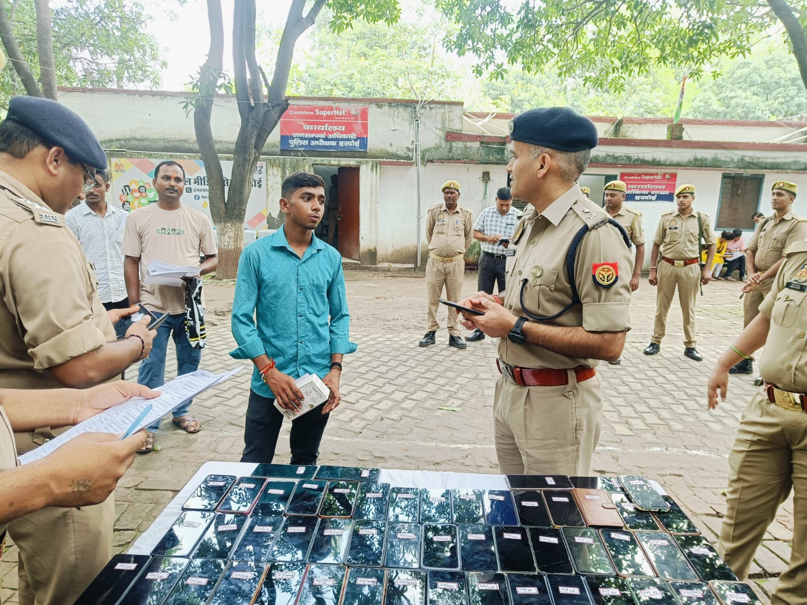 हरदोई पुलिस ने बरामद किए 70 गुमशुदा मोबाइल, एसपी ने स्वामियों को सौंपे, सभी ने पुलिस को धन्यवाद देते हुए खुशी जाहिर की