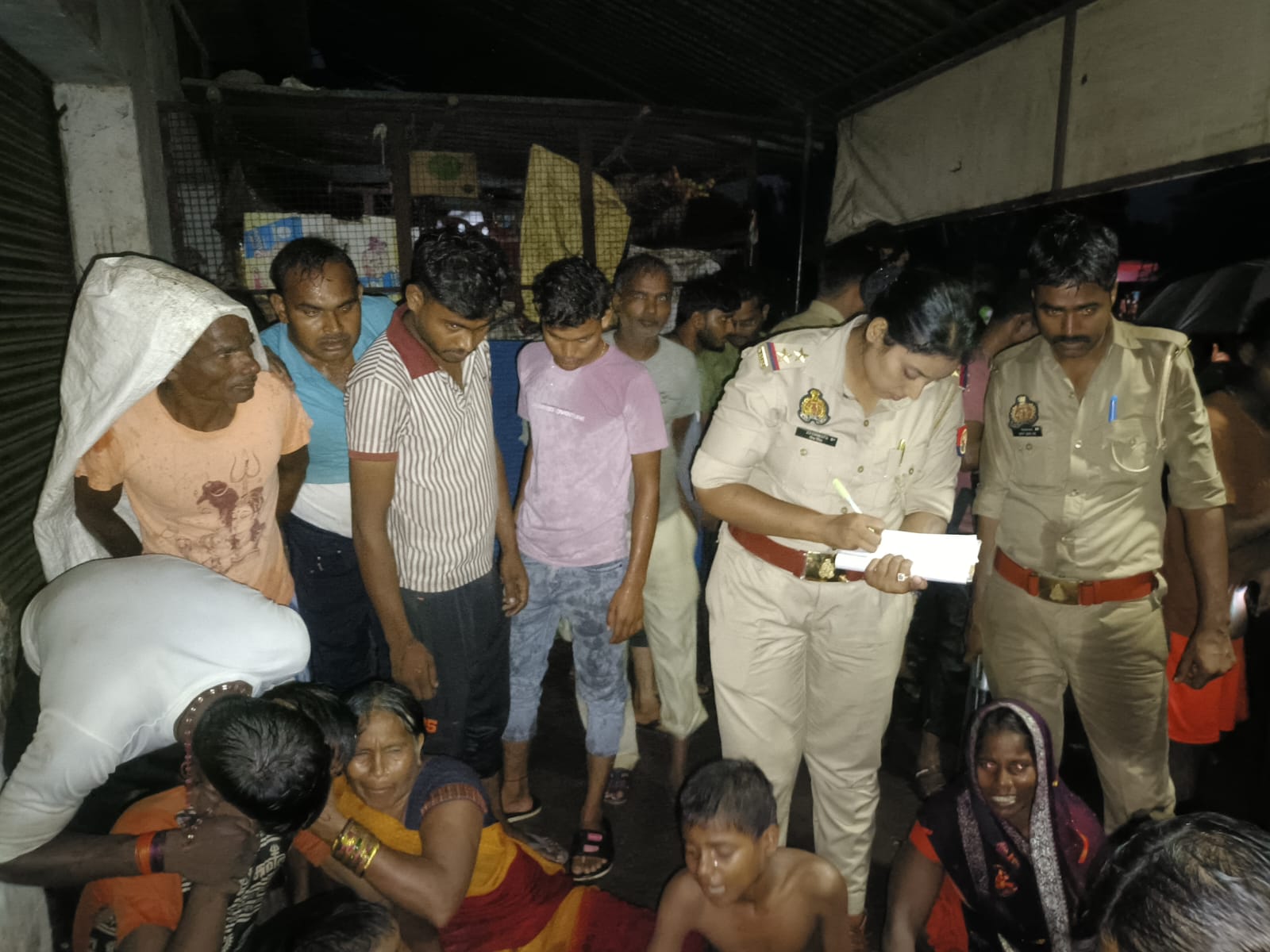 हरदोई में आकाशीय बिजली गिरने से महिला व भैंस की मौत, परिवार में कोहराम